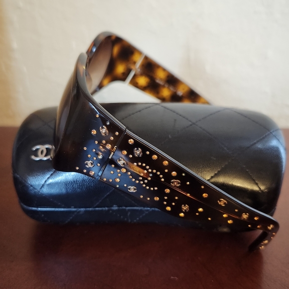 🔥FINAL PRICE🔥 CHANEL CC Rhinestone Tortoise Sunglasses - Picture 3 of 10